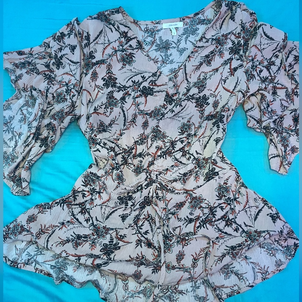 3/$25 Pink floral top 🌸🌺 With flutter sleeves